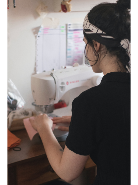 photo de couturière de dos